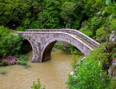 Ήπειρος: Χρυσοθήρες ξήλωσαν γεφύρι κοντά στη Βίτσα για να βρουν... θησαυρό!